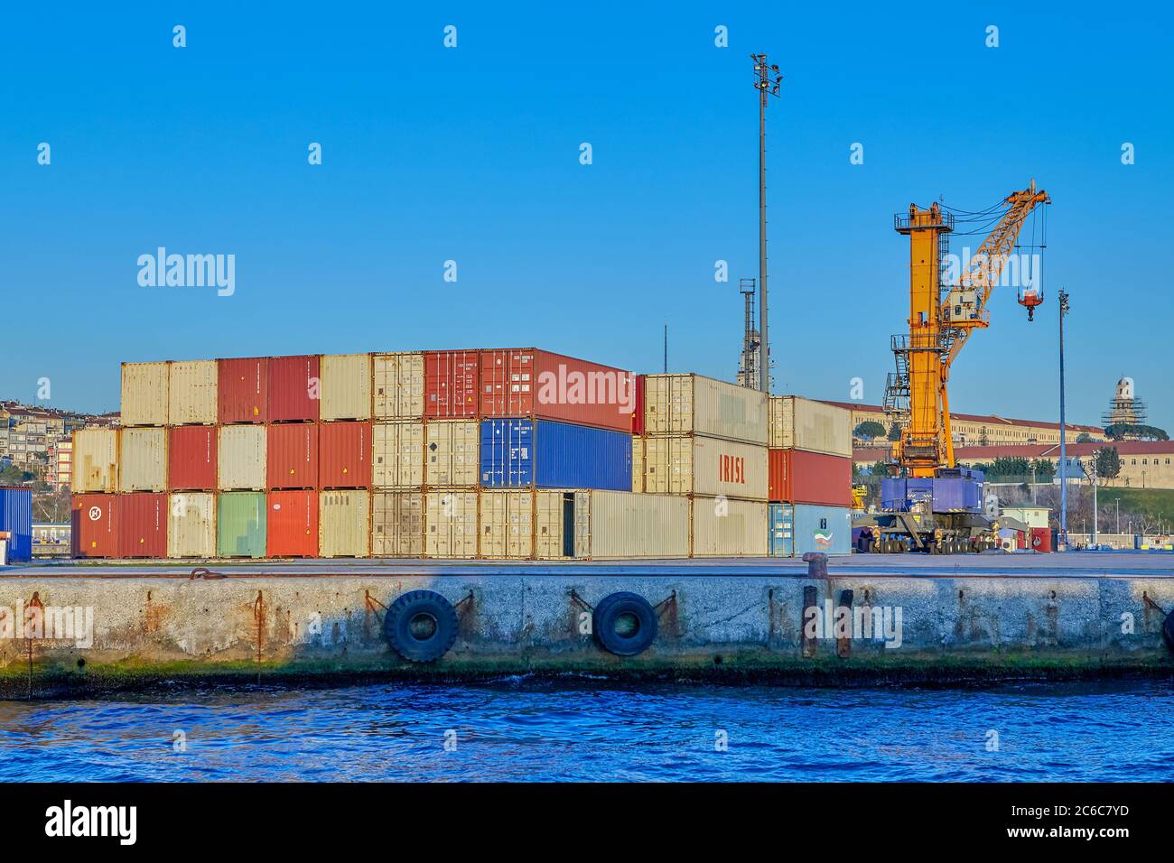 Estambul, Turquía - 13 de febrero de 2020: Terminal de contenedores para la  manipulación de carga en el muelle comercial del puerto marítimo.  Contenedores de mercancías para almacenamiento transporte de mercancías  Fotografía
