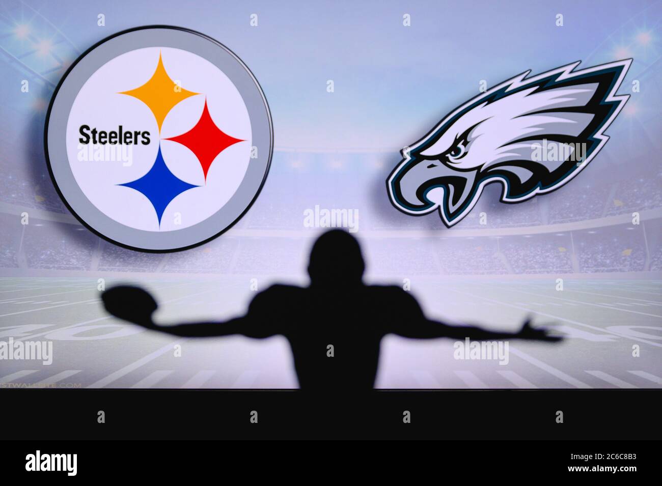 Pittsburgh Steelers vs. Philadelphia Eagles . Juego de la NFL. Partido de la Liga Americana de Fútbol. Silueta de jugador profesional celebrar el retoque. Pantalla Foto de stock