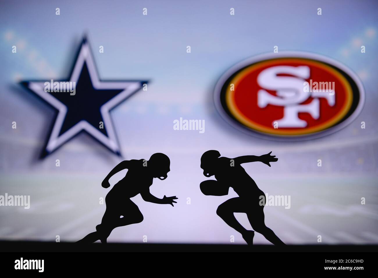Dallas Cowboys vs. San Francisco 49ers. Cartel del partido de la NFL. Dos  jugadores de fútbol americano se enfrentan en el campo. Logo de clubes en  el reverso Fotografía de stock -