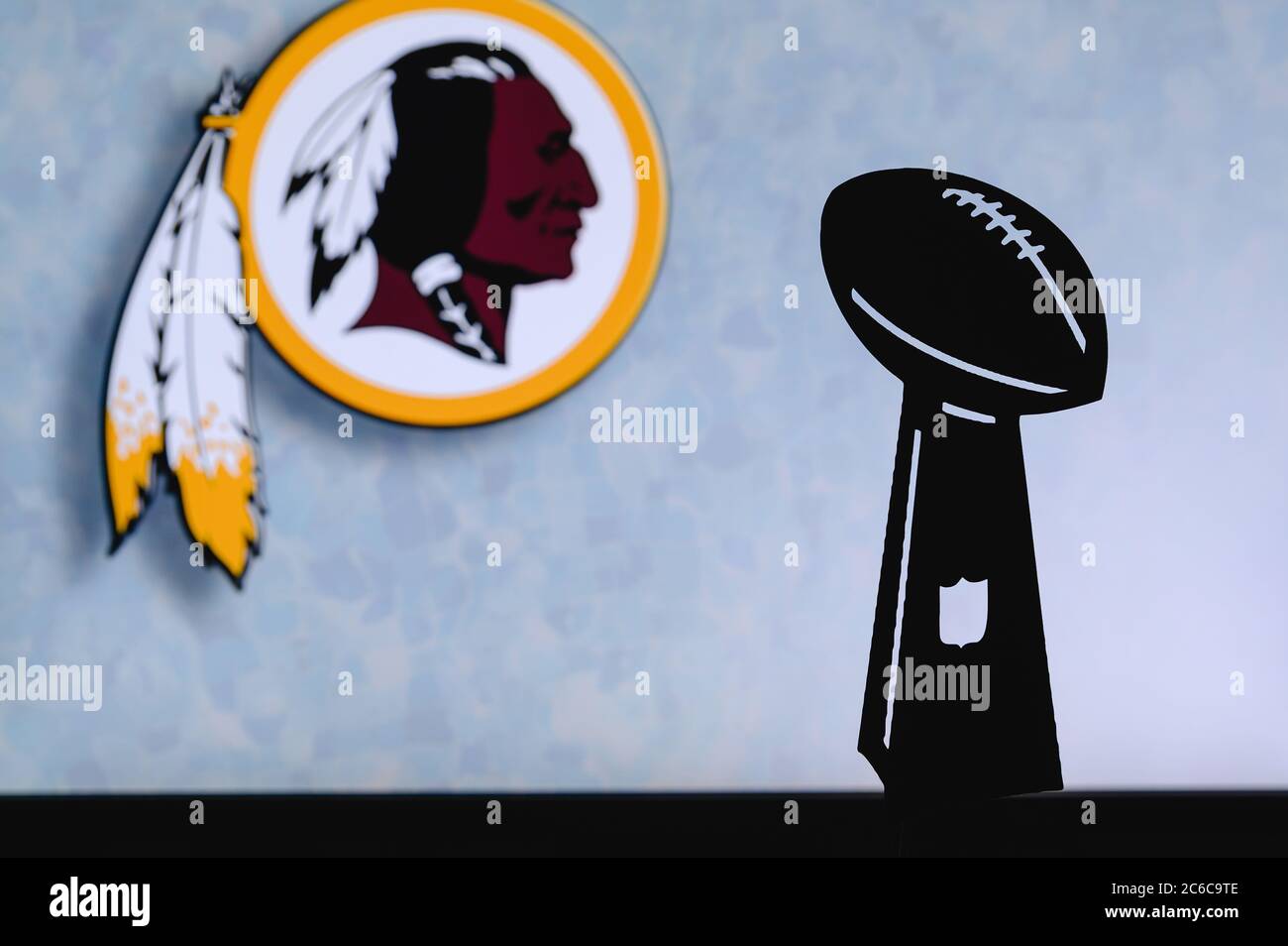 Washington Redskins profesional de fútbol americano club, silueta de la NFL trofeo, logotipo del club en el fondo. Foto de stock