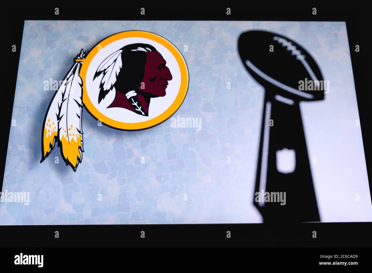 Washington Redskins profesional de fútbol americano club, silueta de la NFL trofeo, logotipo del club en el fondo. Foto de stock