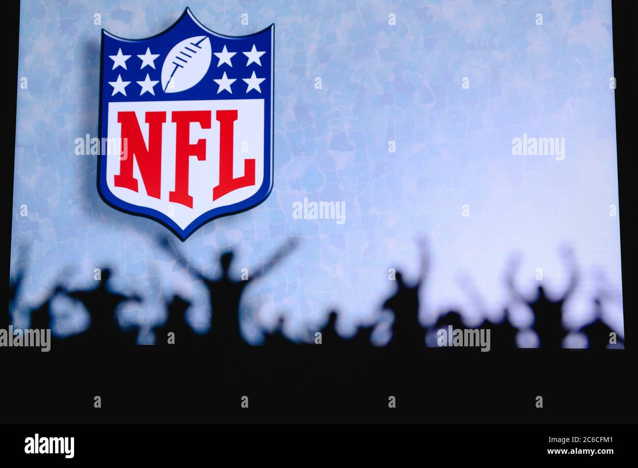 La Liga Nacional de Fútbol – NFL. Los aficionados apoyan al equipo  profesional de la Liga Nacional Americana de Fútbol. Silueta de los  seguidores en primer plano. Logotipo Fotografía de stock - Alamy
