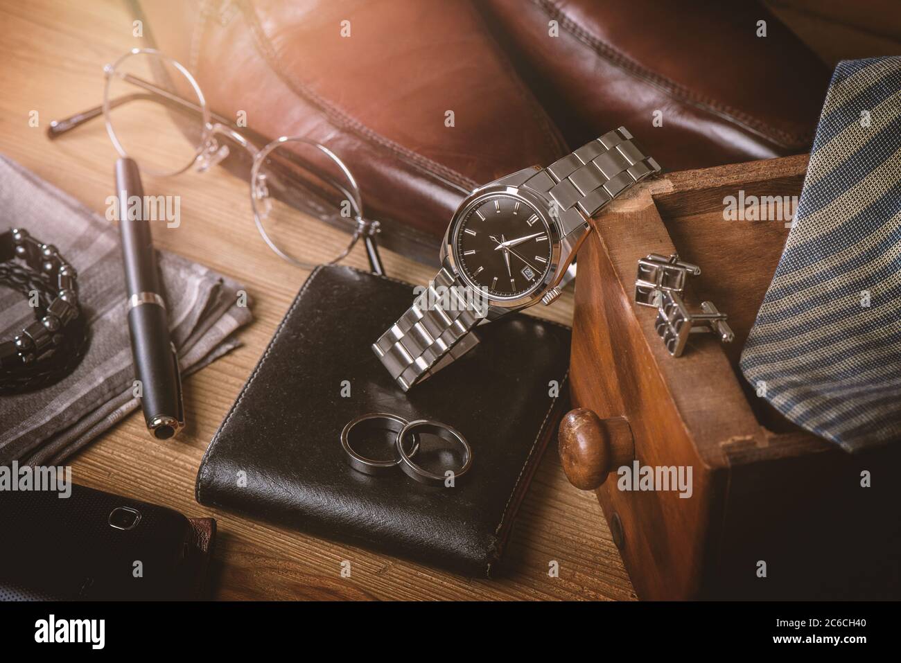 accesorios para hombre, primer plano en el reloj de pulsera automático de  lujo con esfera negra y pulsera de acero inoxidable Fotografía de stock -  Alamy