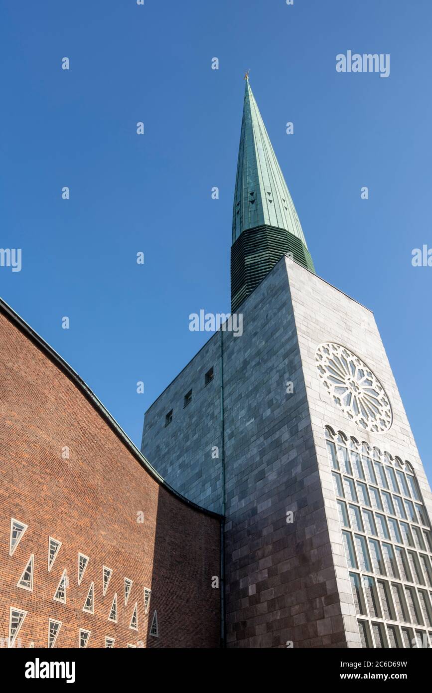Hamburgo, Hauptkirche St. Nikolai, 1962 von Dieter und Gerhard Langmaack erbaut, Blick von Norden auf Glockenturm und das Coesterfenster Foto de stock