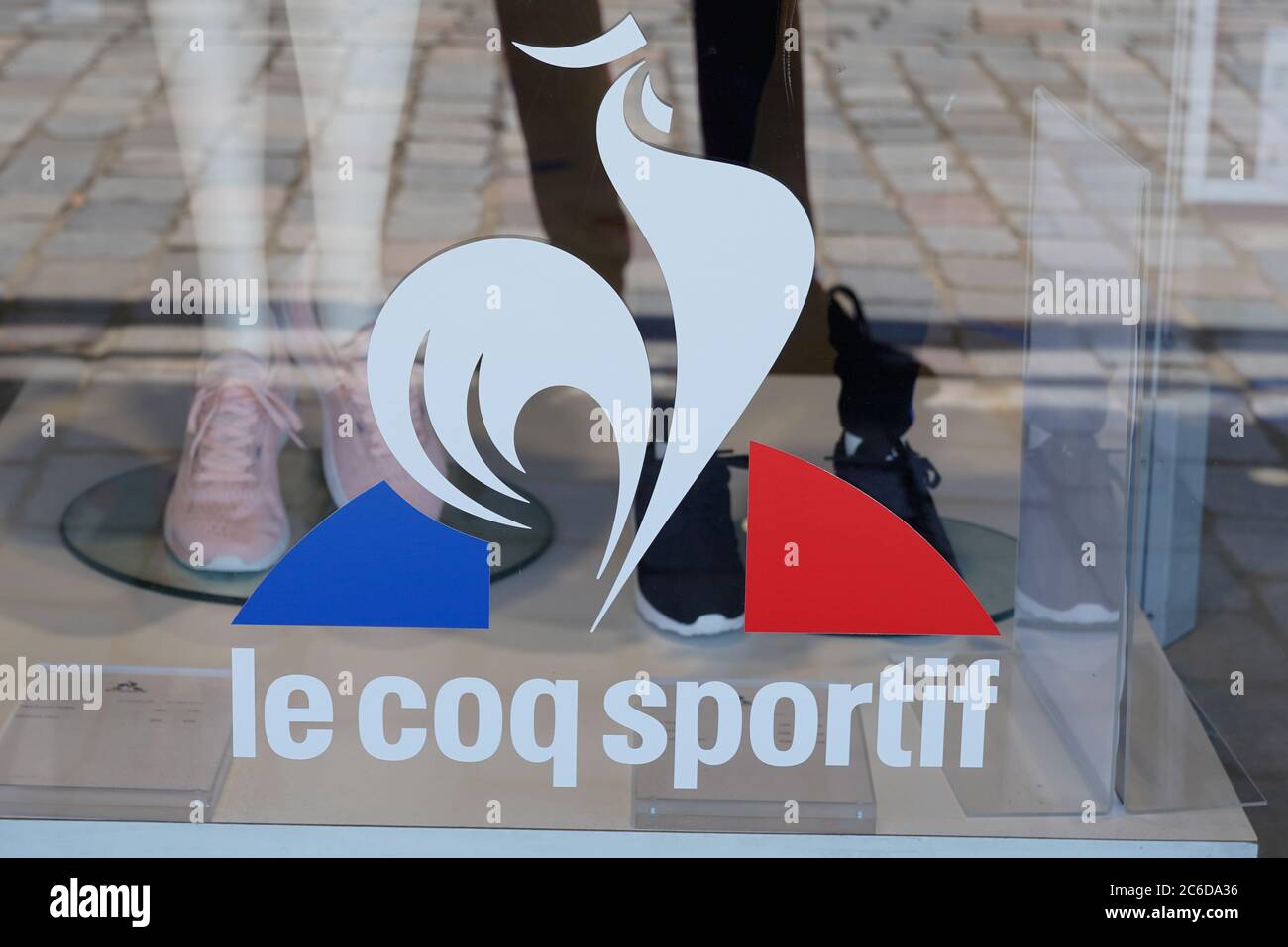 Burdeos , Aquitania / Francia - 07 07 2020 : le coq sportif logo y signo de  texto de la tienda de ropa deportiva proveedor de equipos deportivos  fabricante Fotografía de stock - Alamy