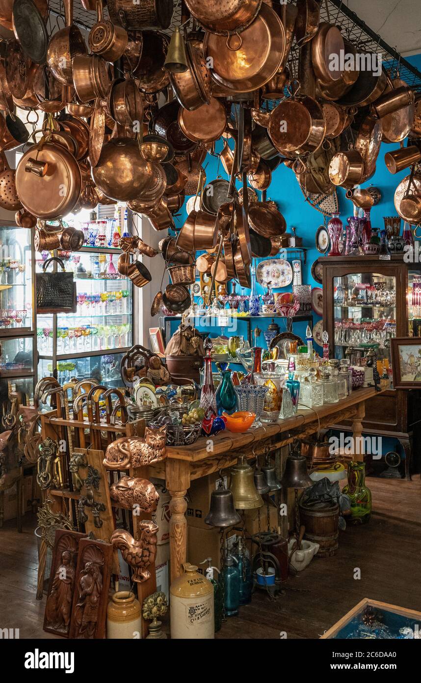 Buenos Aires, Argentina, una vasijas de cobre y varios artículos de la casa en la Feria de San Telmo Foto de stock