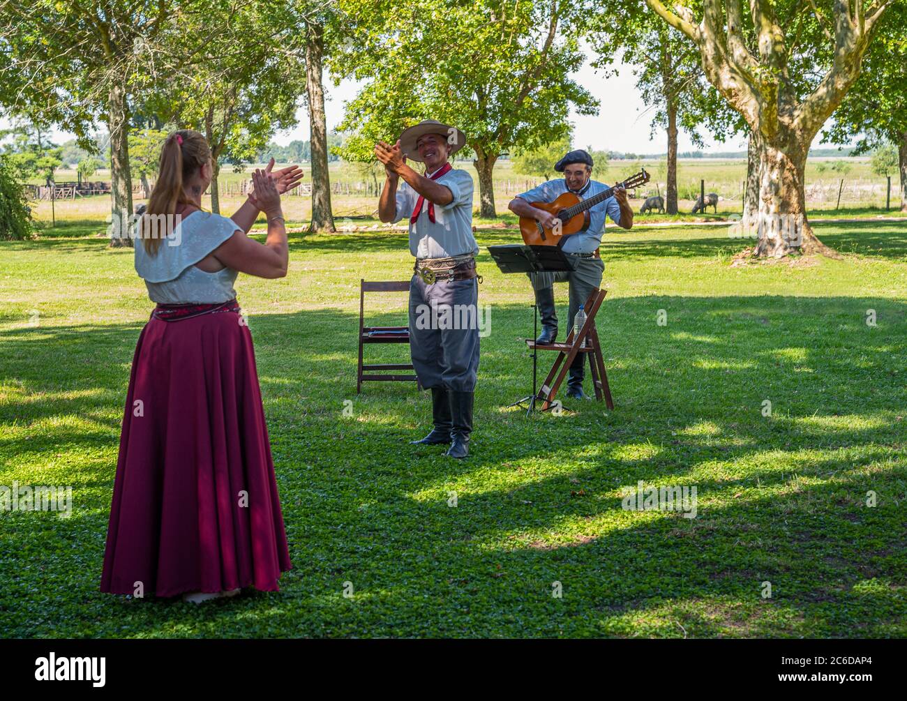 Areco, Argentina, Gauchos con sus mujeres bailando en un festival tradicional en una granja rural a 70 millas al noroeste de Buenos Aires Foto de stock