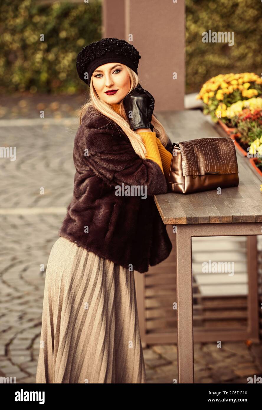 Woman wearing beret fotografías e imágenes de alta resolución - Página 9 -  Alamy