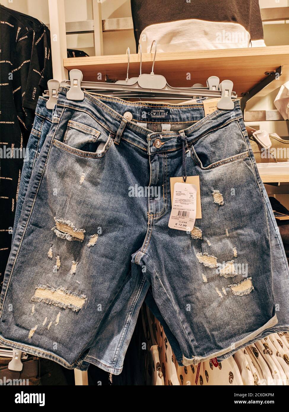 Podgorica, Montenegro - 02 de julio de 2020: Pantalones cortos vaqueros en  una tienda de ropa Fotografía de stock - Alamy