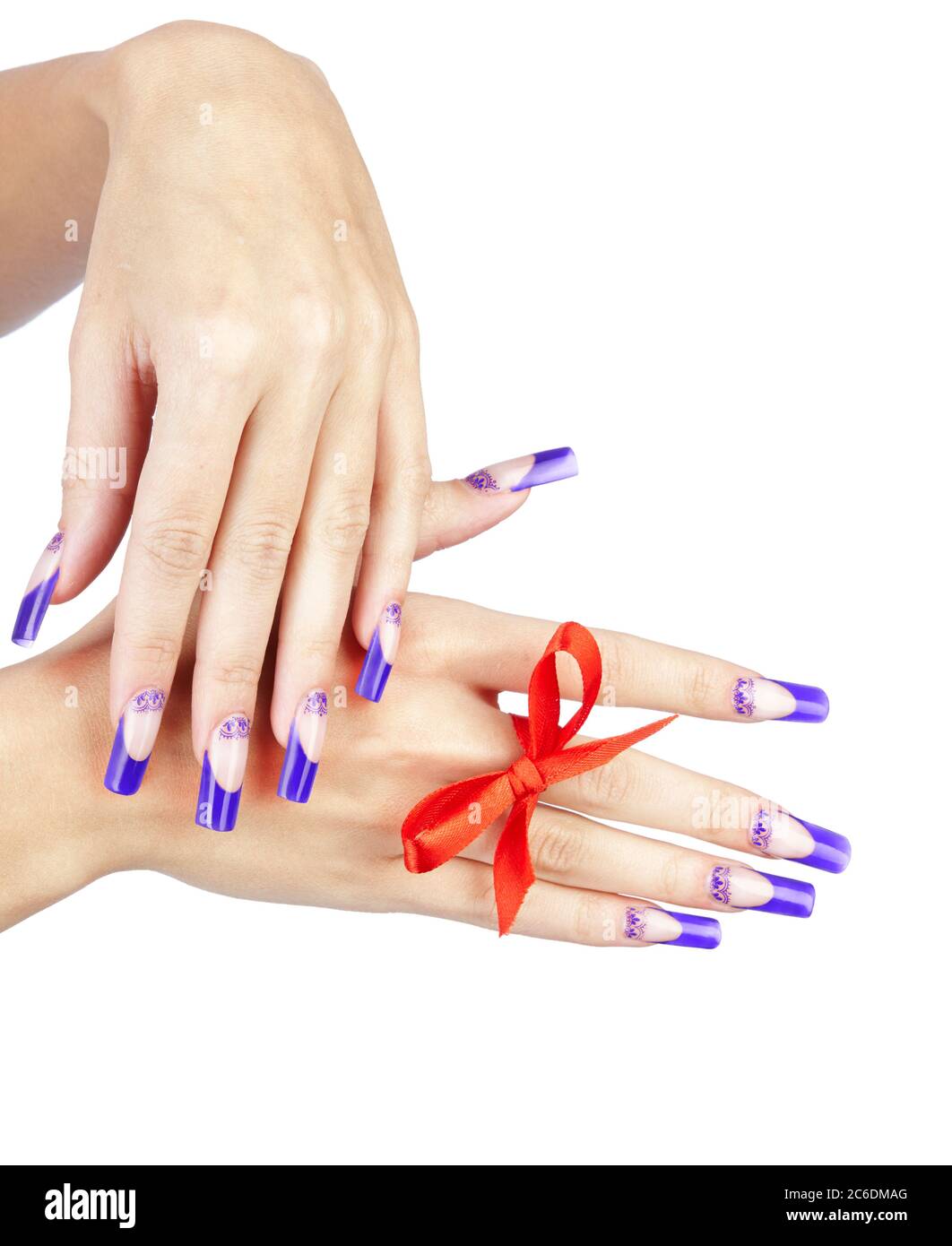 Manos con uñas acrílicas francesas azules manicura y pintura con arco rojo  en el dedo fondo blanco aislado Fotografía de stock - Alamy