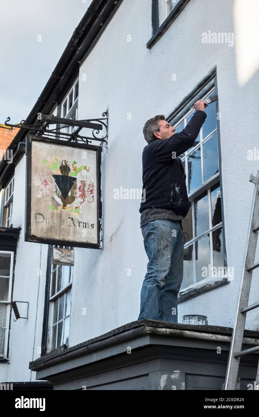 John Matthews, propietario del pub Duke's Arms, Presteigne, redecorando listo para reabrir mientras el gobierno galés facilita las reglas de cierre Foto de stock