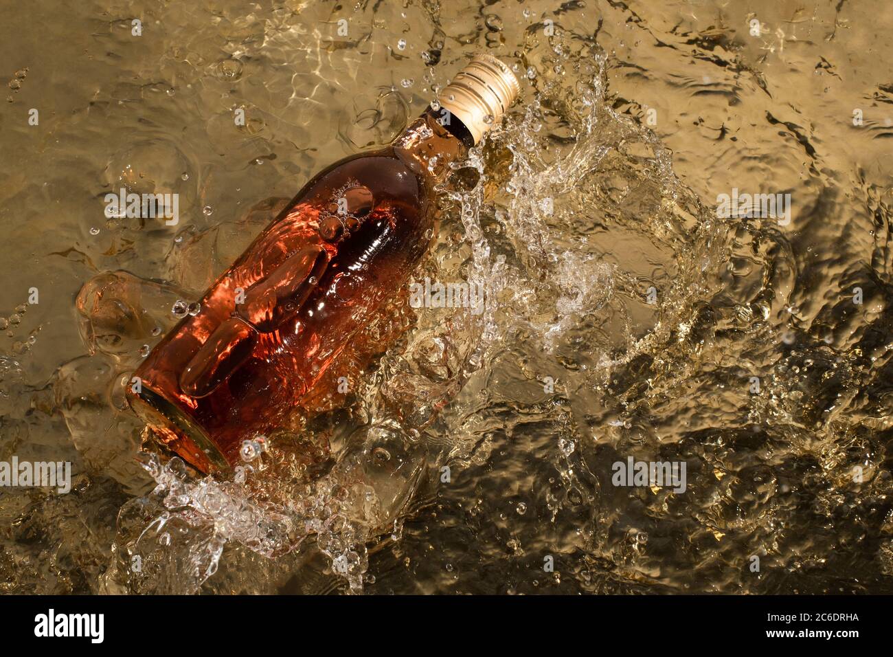 Vino de rosa en agua fría y hielo Foto de stock