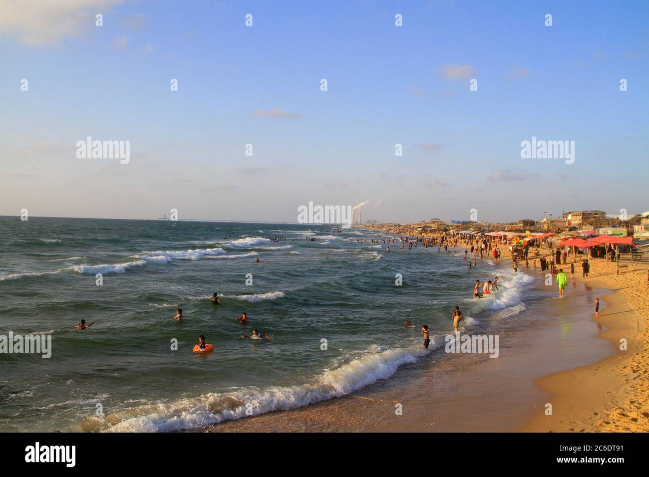8 de julio de 2020: Gaza, Palestina. 08 de julio de 2020. Los palestinos disfrutan en la playa de Beit Lahiya, en el norte de la Franja de Gaza. Los residentes de Gaza están teniendo algún respiro en la playa de la asediada Franja de Gaza, donde la emergencia por coronavirus ha exacerbado la crisis humanitaria y las condiciones de vida están empeorando constantemente crédito: Ahmad Hasaballah/IMAGESLIVE/ZUMA Wire/Alamy Live News Foto de stock