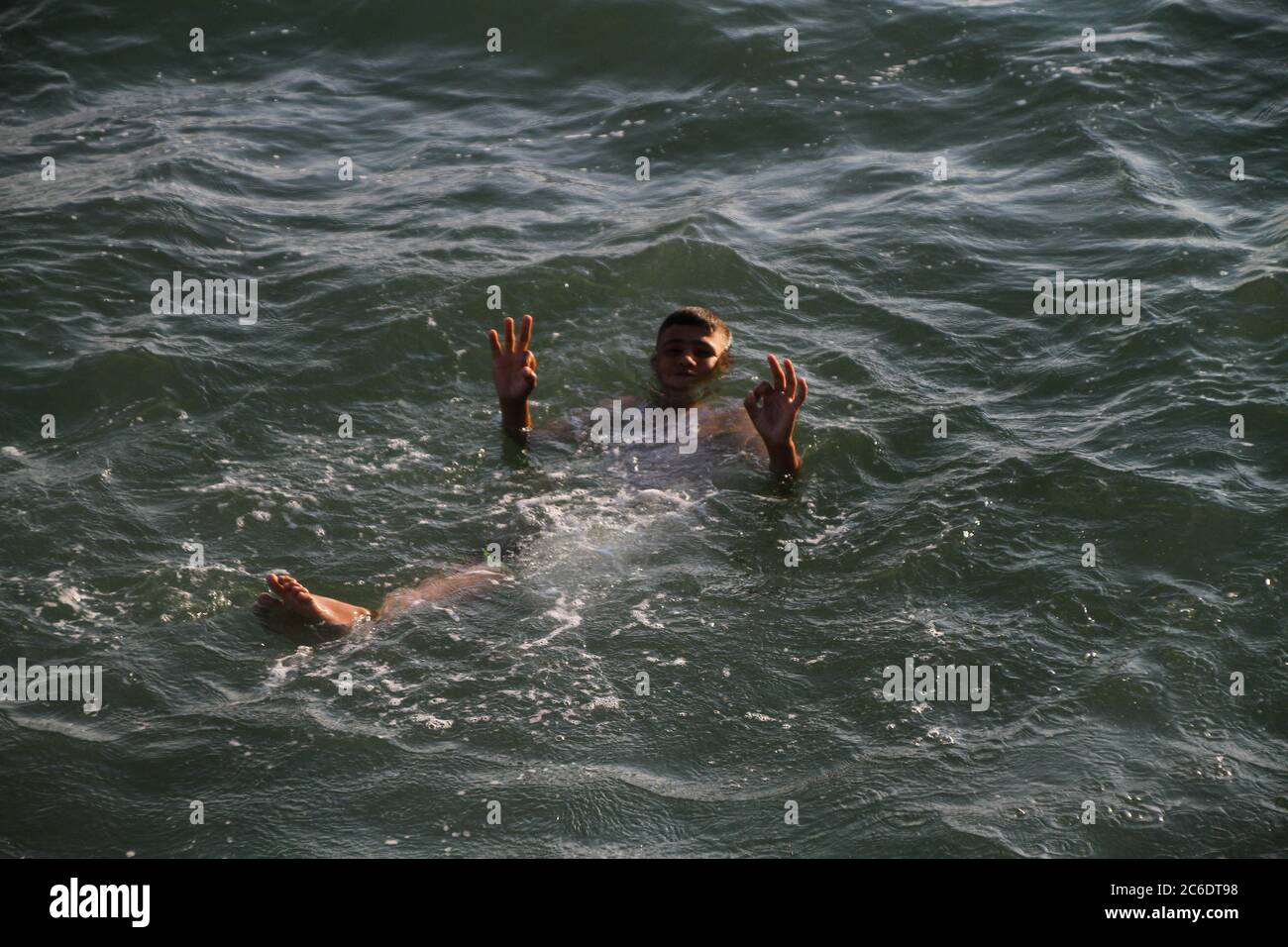 8 de julio de 2020: Gaza, Palestina. 08 de julio de 2020. Los palestinos disfrutan en la playa de Beit Lahiya, en el norte de la Franja de Gaza. Los residentes de Gaza están teniendo algún respiro en la playa de la asediada Franja de Gaza, donde la emergencia por coronavirus ha exacerbado la crisis humanitaria y las condiciones de vida están empeorando constantemente crédito: Ahmad Hasaballah/IMAGESLIVE/ZUMA Wire/Alamy Live News Foto de stock
