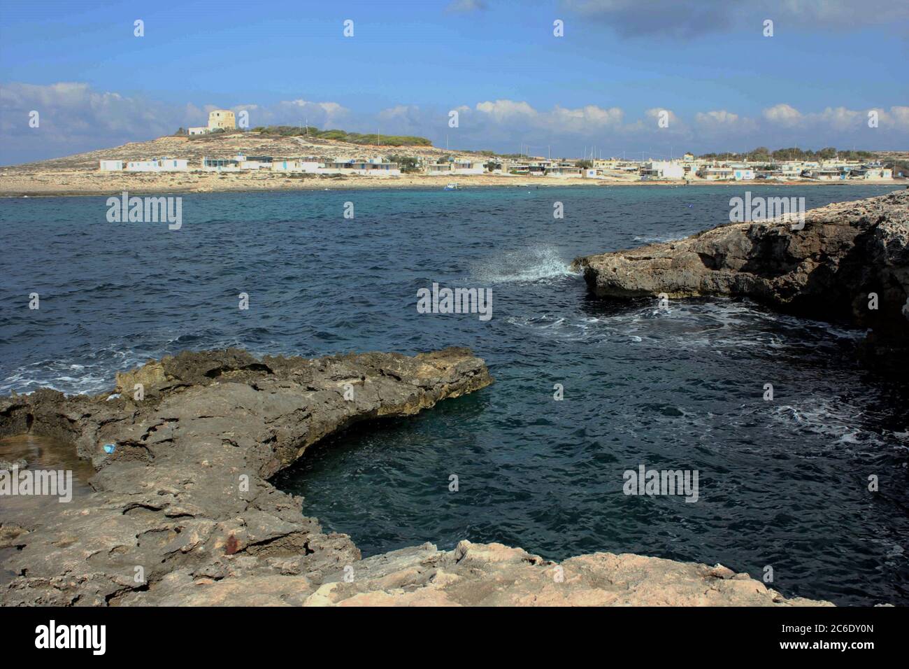 Vista sobre la Bahía de Armier, Marfa, Malta Foto de stock