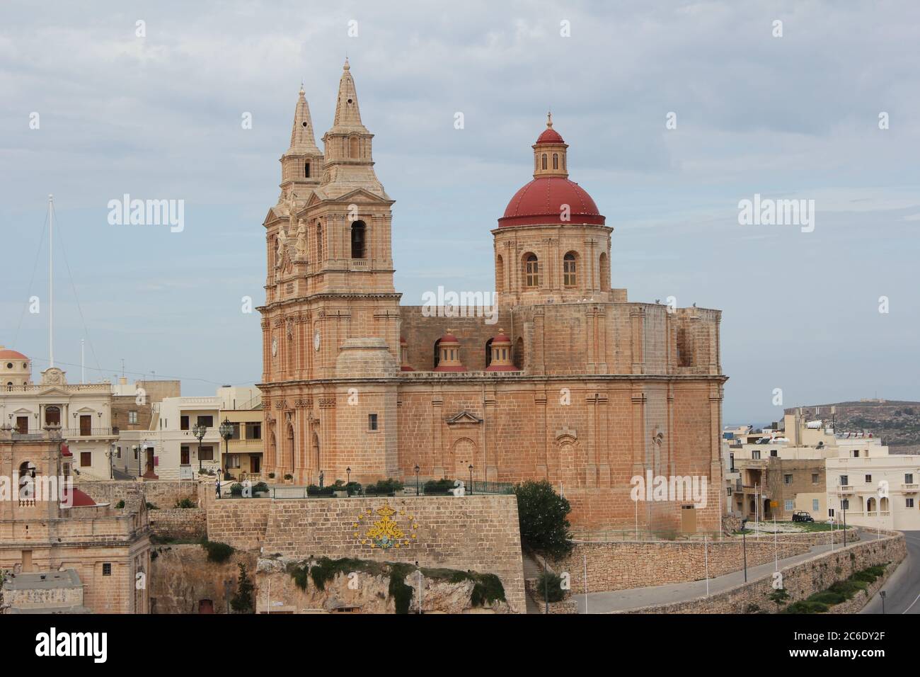 Iglesia Parroquial Católica en el centro de Mellieha, Malta Foto de stock