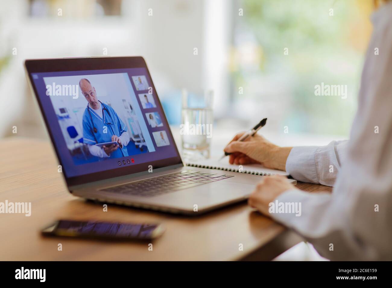 Mujer videoconferencia con el médico en el ordenador portátil Foto de stock
