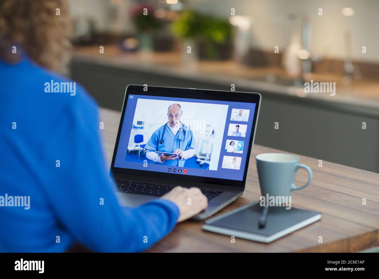 Video conferencia de la mujer con el médico en la pantalla del portátil Foto de stock