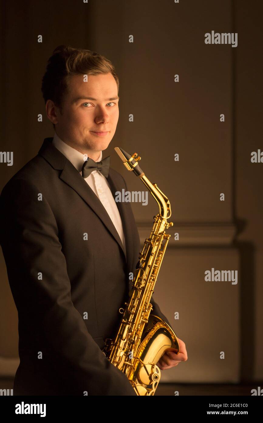 Retrato de saxofonista en tuxedo Foto de stock