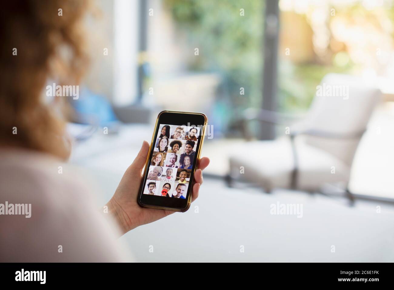 Mujer video chateando con amigos en la pantalla del teléfono inteligente Foto de stock