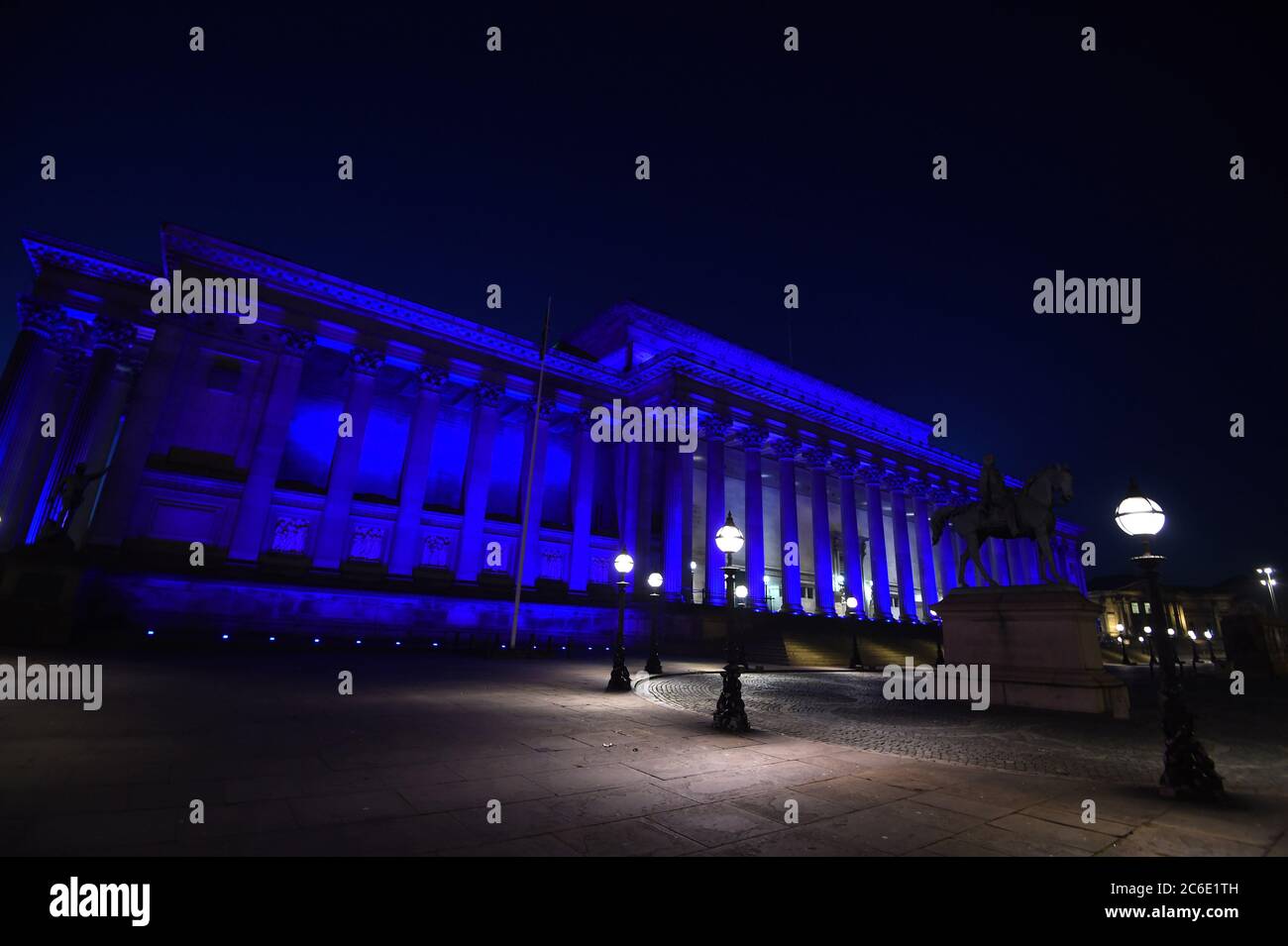 St George's Hall iluminado en azul para los trabajadores del NHS. 26 de marzo de 2020. Foto de stock
