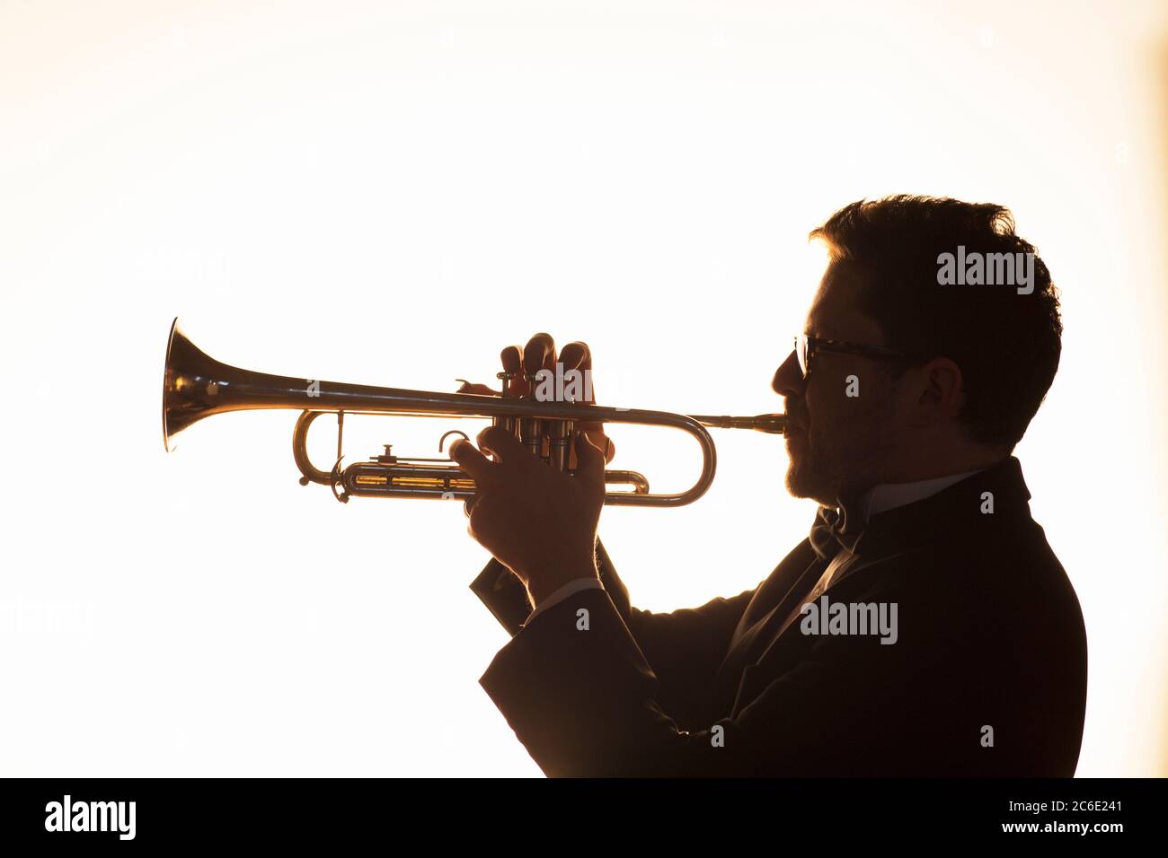 Silueta de trompetista Fotografía de stock - Alamy