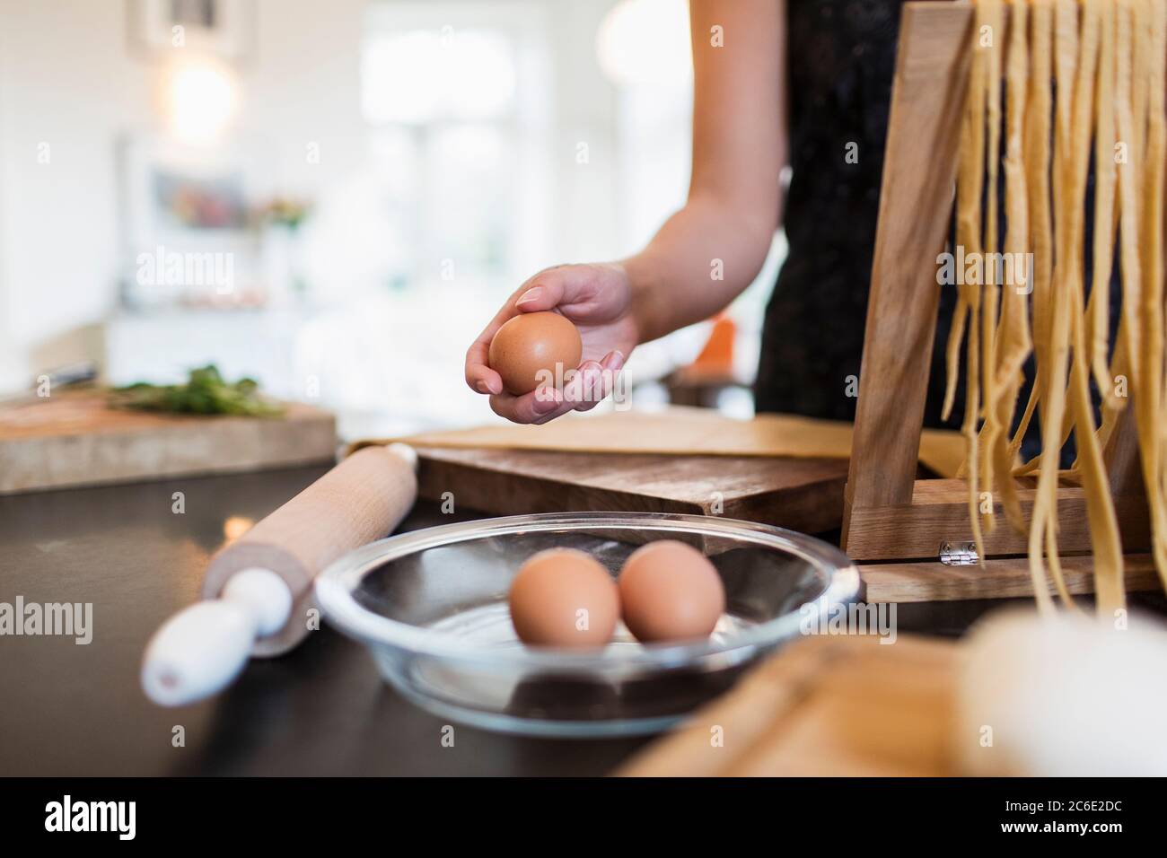 Mujer haciendo pasta casera fresca en la cocina Foto de stock