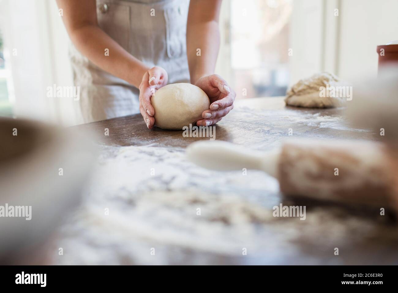 Mujer preparando la masa en la cocina Foto de stock
