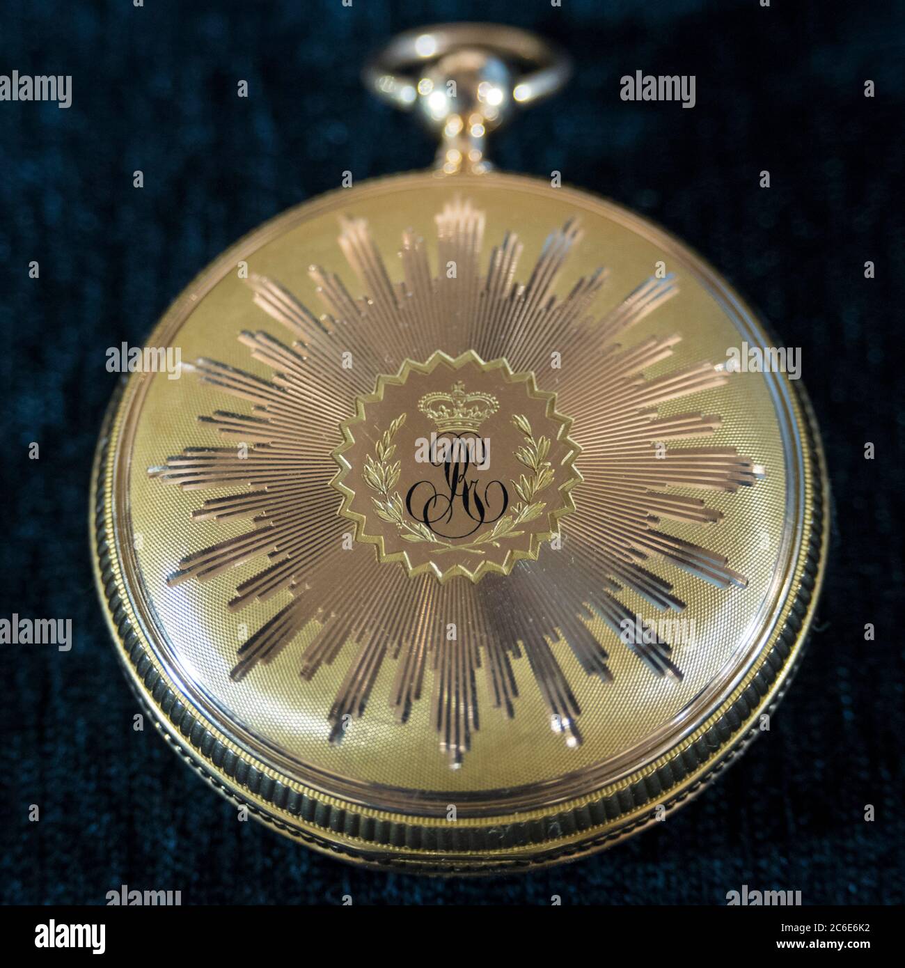 Londres, Reino Unido. 9 de julio de 2020. El reloj Tourbillon del rey George III se presenta en una fotocelda en Sotheby's, New Bond Street. El reloj de oro de vanguardia fue vendido por el relojero Abraham-Louis Breguet al rey de Inglaterra durante las guerras napoleónicas. Con una estimación de 700.000 GBP-1 millón, se venderá en subasta en Londres el 14 de julio. Crédito: Stephen Chung / Alamy Live News Foto de stock