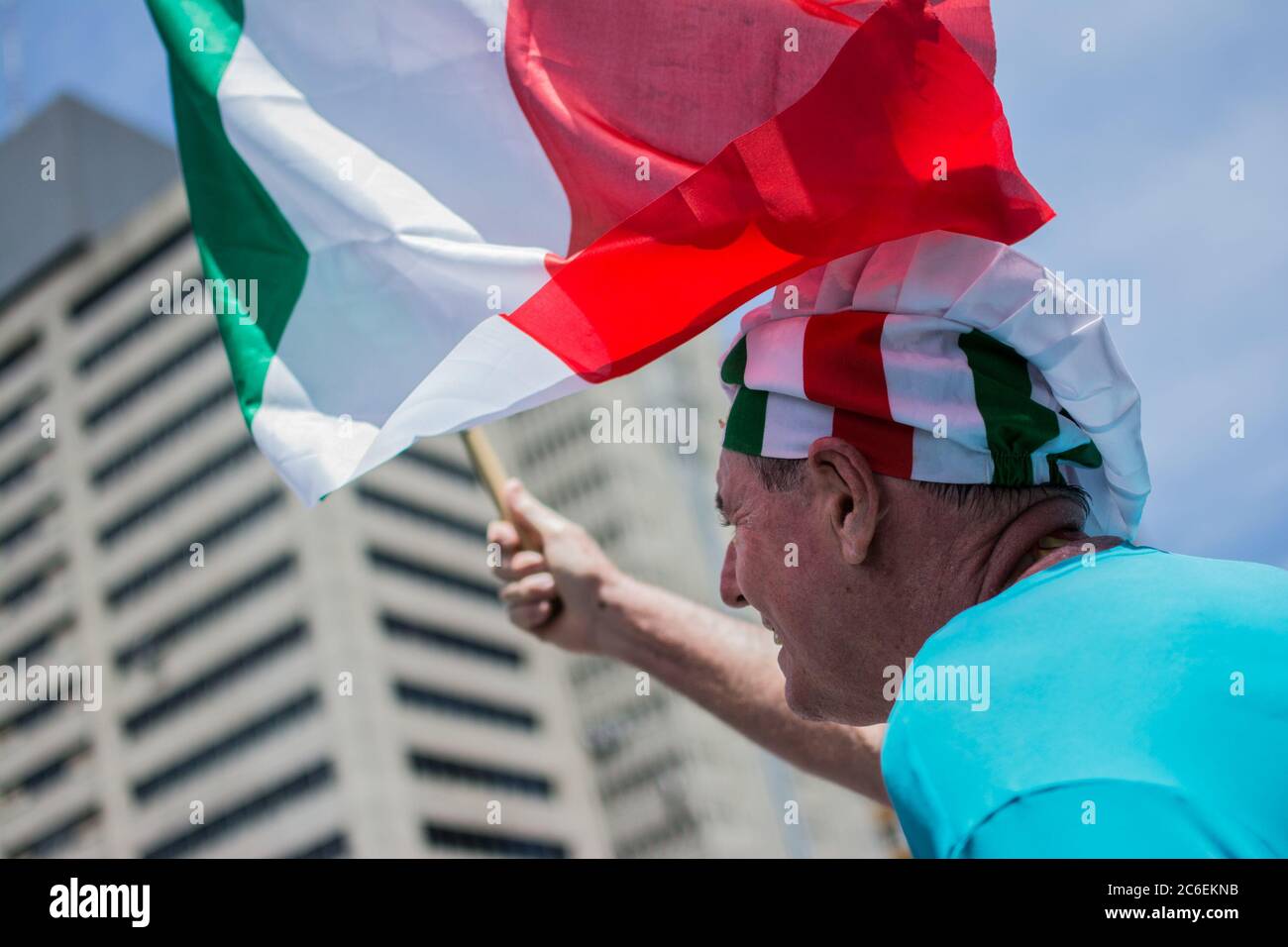 Hombre con bandera italiana Foto de stock