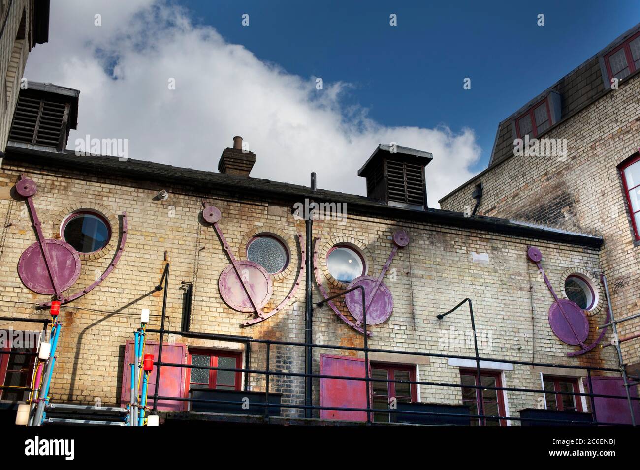 Diseño de ventana peculiar en Smokehouse Yard Farringdon Londres EC1 Foto de stock