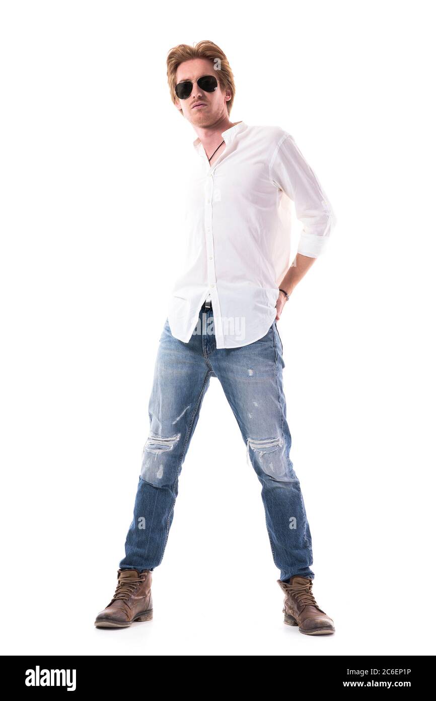 Joven rojo pelo masculino modelo de moda con jeans rasgados camisa blanca y  gafas de sol. Cuerpo entero aislado sobre fondo blanco Fotografía de stock  - Alamy