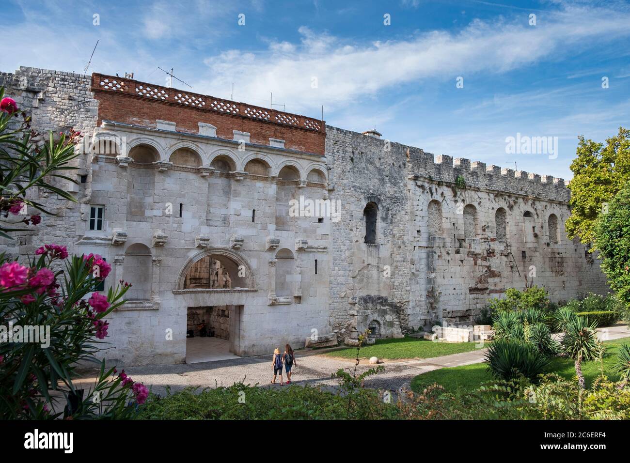 Golden Gate gran entrada al Palacio de Diocleciano en Split, Croacia, diurna Foto de stock