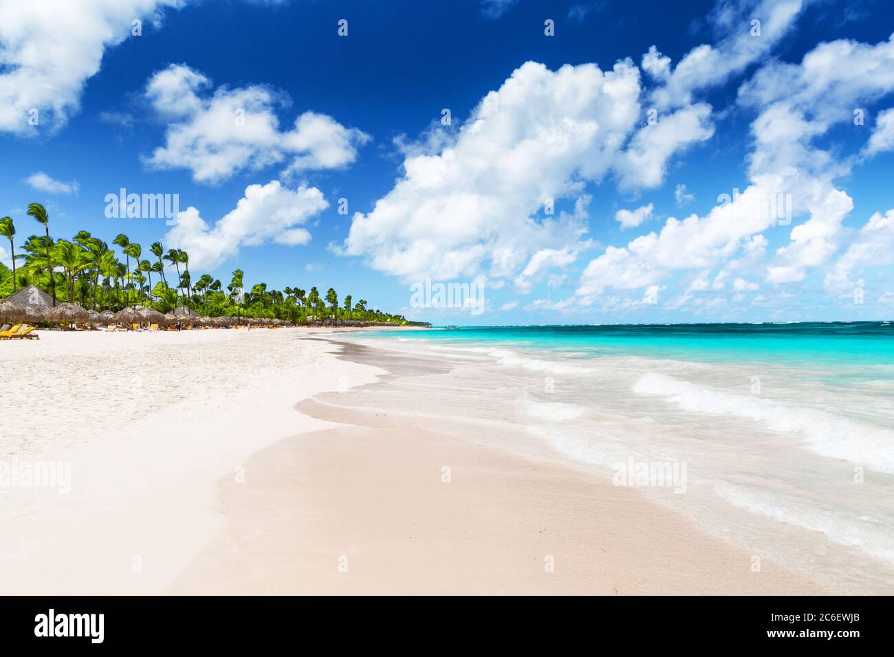 Palmeras de coco en la playa de arena blanca en Punta Cana, República Dominicana. Concepto de vacaciones de verano. Fondo de playa tropical. Foto de stock