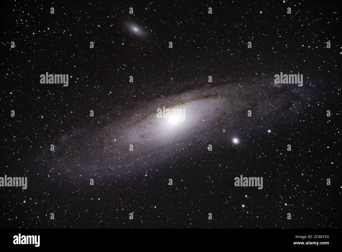 La Galaxia de Adromeda, vista a través de un telescopio refractor de 80 mm  usando una cámara réflex y aproximadamente 1 hora de tiempo de exposición.  La Galaxia de Andrómeda es una