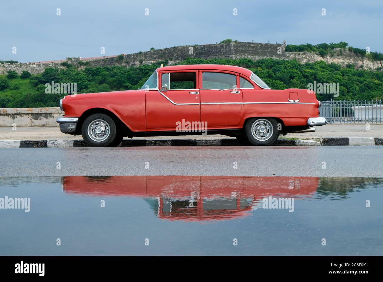 Un clásico, antiguo coche en el lado de la calle en Habana Vieja en la Habana, Cuba. Foto de stock