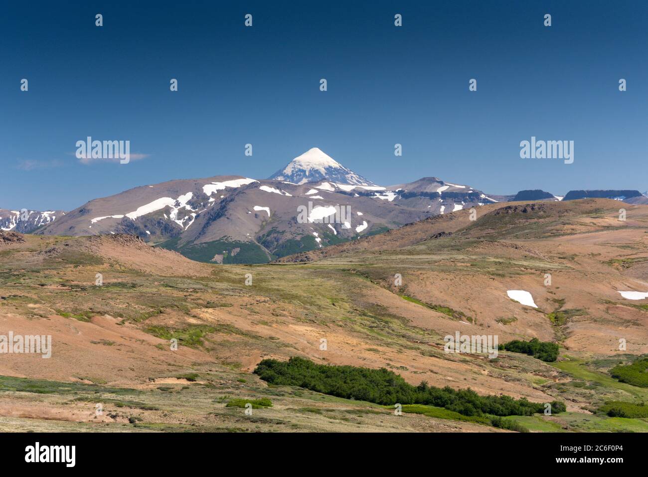 Vista del Volcán Lanin desde el Cerro Colorado cerca de San Martín de los Andes en los Andes Argentinos Foto de stock
