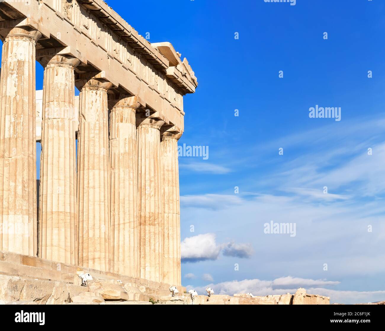Templo Parthenon sobre un sinset. Acrópolis en Atenas, Grecia. El Partenón es un templo en la Acrópolis ateniense en Grecia, dedicado a la diosa Ath Foto de stock