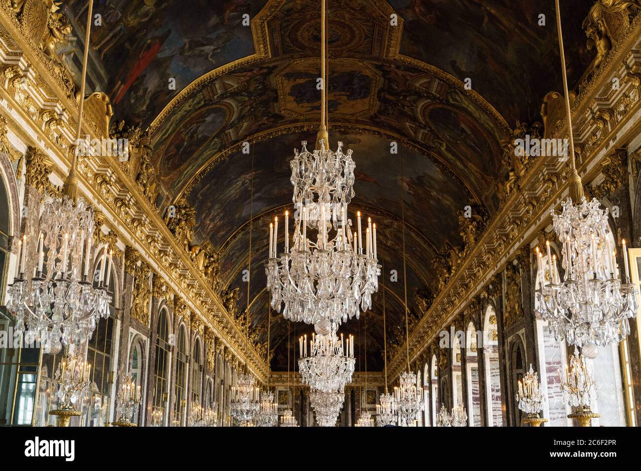 Candelabros del palacio de versalles en la sala de espejos Fotografía de  stock - Alamy