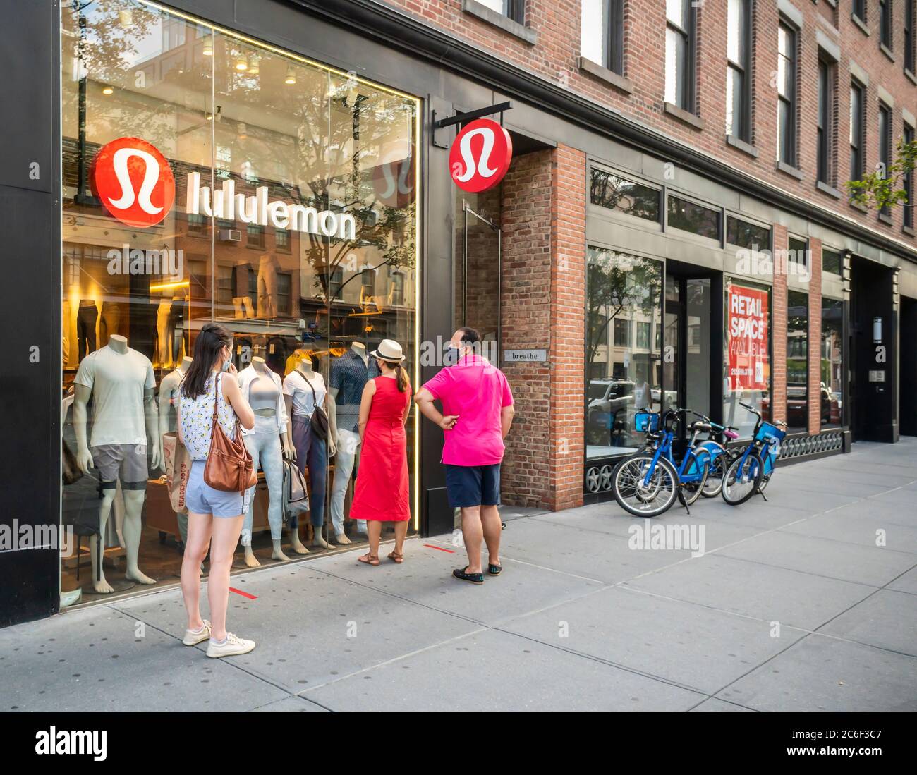 Una tienda de Lululemon en el distrito de Meatpacking en Nueva York está abierta para compras dentro de la tienda como parte de la reapertura de la fase 3, el jueves 2 de julio de 2020. (© Richard B. Levine) Foto de stock