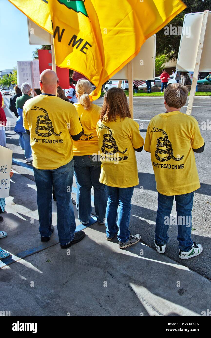Familia asistiendo a la manifestación "Tea Party", mostrando banderas y señales, camiseta leyendo 'no se teme', California. Foto de stock