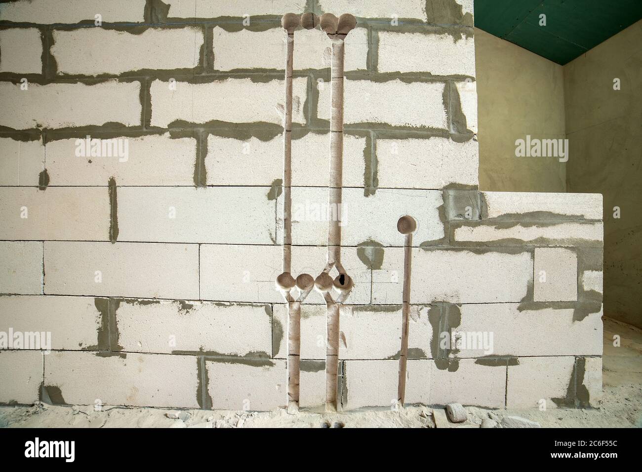 Ranuras profundas y agujeros en la pared de ladrillo blanco para la  instalación de cables eléctricos Fotografía de stock - Alamy