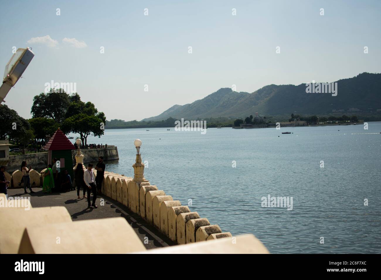 Pichola lago está situado en la ciudad de Udaipur en el estado indio de Rajasthan Foto de stock