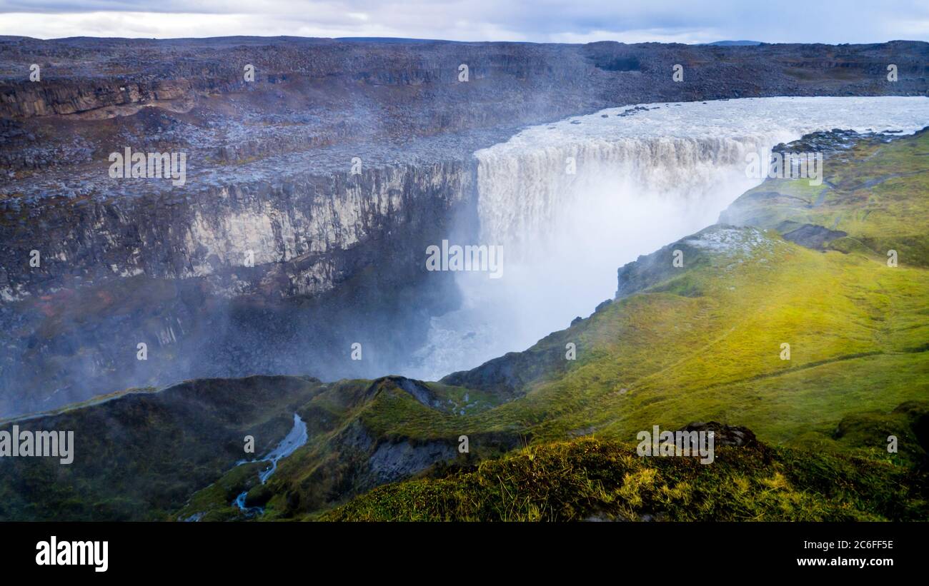 espectacular panorama amplio del gigantesco detifoss en islandia, la cascada más poderosa de europa Foto de stock