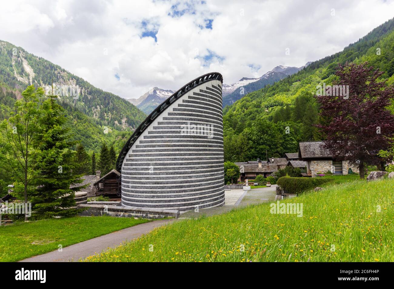 Mogno, Suiza - 01 de junio de 2018: La Iglesia de San Giovanni Battista por el famoso arquitecto Mario Botta, construido en el Valle de Maggia (Val Lavizzara) a Foto de stock