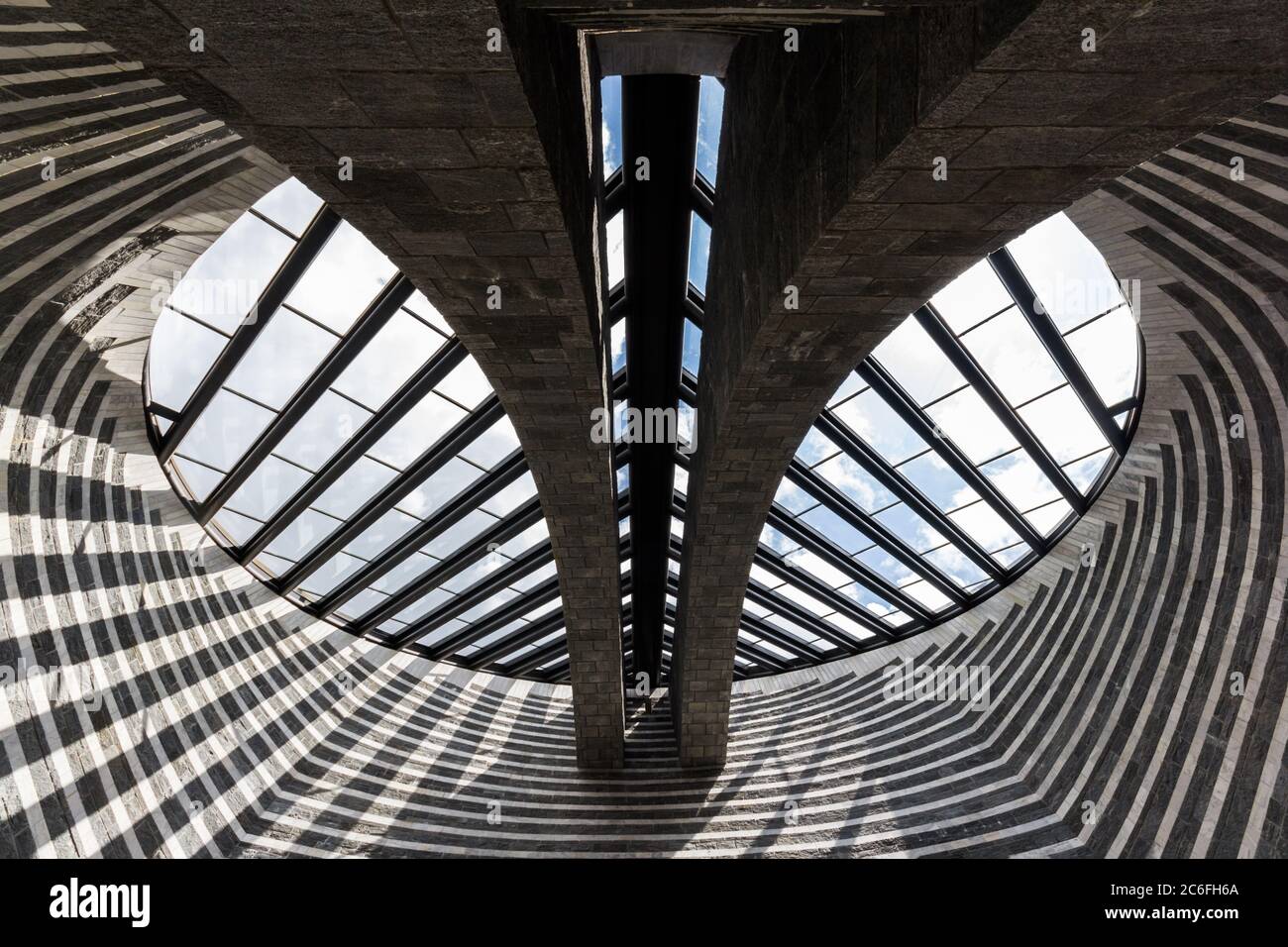 Mogno, Suiza - 01 de junio de 2018: La Iglesia de San Giovanni Battista por el famoso arquitecto Mario Botta, construido ii Maggia Valle (Val Lavizzara) a Foto de stock