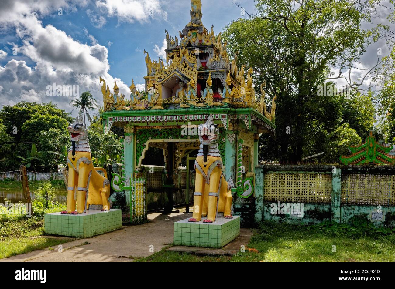 Leones demoníacos que custodian la entrada a la pagoda de Shwe Sayan, Dala, Yangon, Myanmar Foto de stock