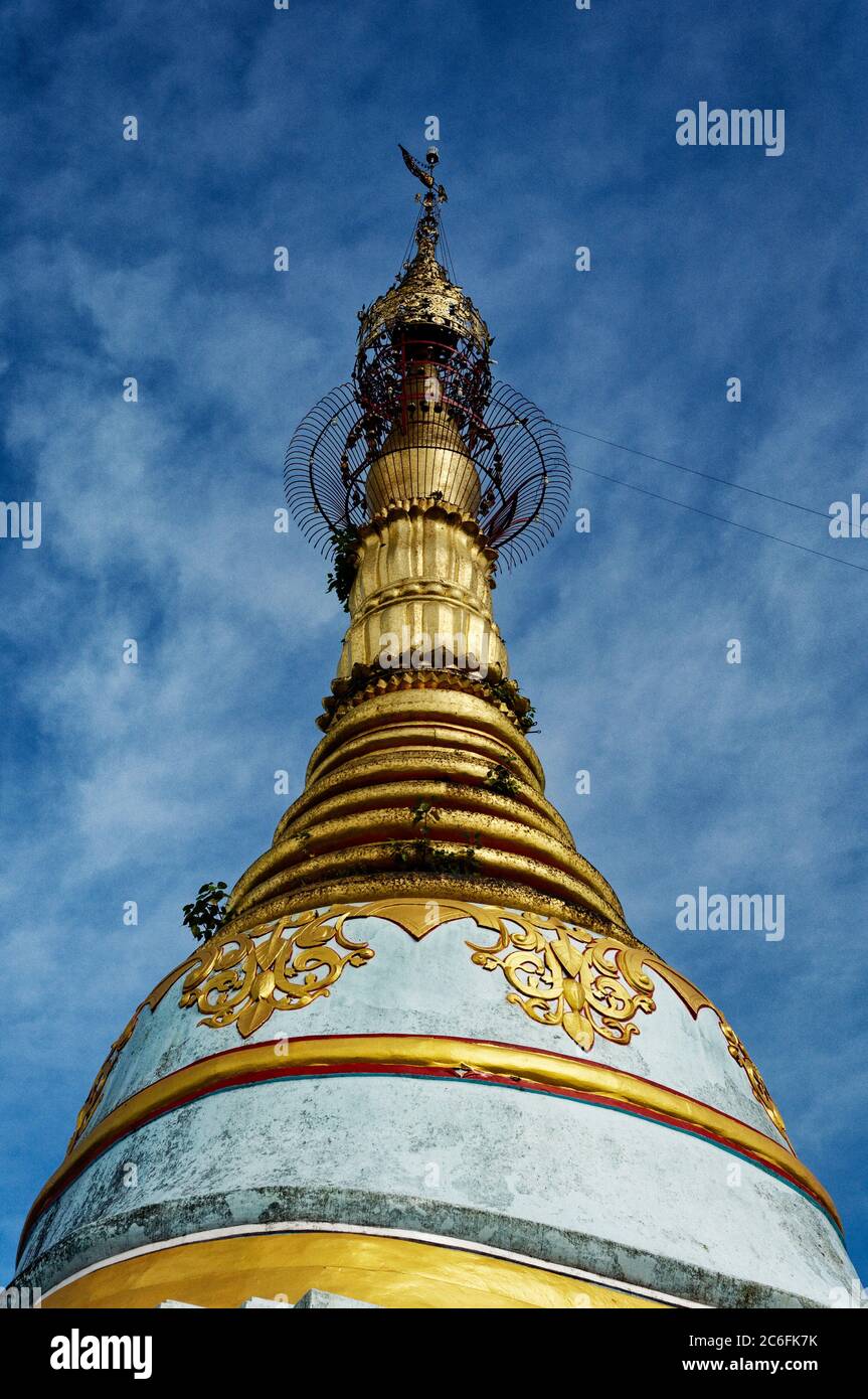 Oro ornamentado y estupa decorada en la pagoda Shwe Sayan, Dala, Yangon, Myanmar Foto de stock