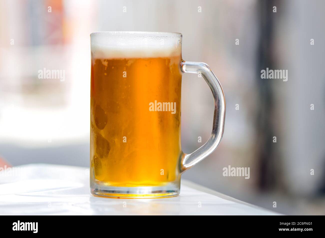 Cerveza weiss fría en vidrio con fondo bokeh Foto de stock