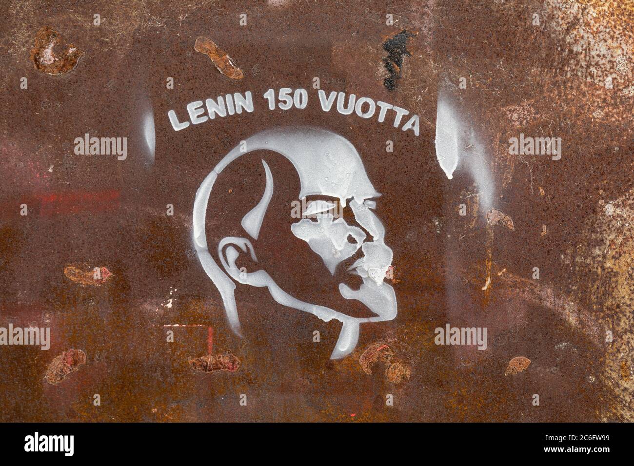 Lenin 150 años de graffiti en una puerta oxidada bajo el puente Hakaniemi en Helsinki, Finlandia Foto de stock